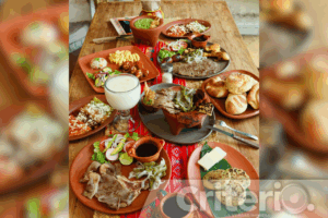 El zacahuil, un tamal gigante relleno de carne de cerdo y pollo, es una de las especialidades de Huitzmalotépetl. Un platillo imperdible que solo se vende los fines de semana
