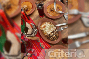 En Huitzmalotépetl, cada bocado es un viaje a la sierra. La cecina, la costilla, la pechuga asada y el pollo frito son opciones que deleitarán tu paladar, acompañadas de sus enchiladas con diferentes picos
