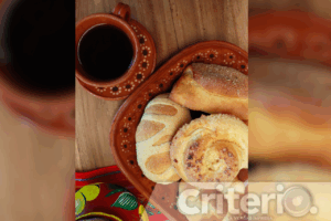 Huitzmalotépetl no solo ofrece platillos salados. También tiene pan con la receta tradicional de la sierra, como las carteras rellenas de queso y el pan de caja de nuez con mantequilla