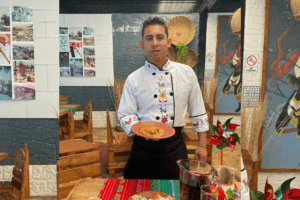 El chef Luis Diego Lara Vite detalla cómo elaborar paso a paso la Xala, ideal para compartir en famili