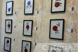 Alejandra Hernández expone 15 piezas de grabado que exploran la energía y simbolismo del color rojo