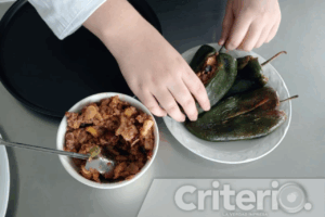 Además de ser un platillo tradicional, los Chiles en Nogada permiten a quienes los preparan experimentar con creatividad, adaptando ingredientes como queso de cabra o sustituyendo piñón por nuez de castilla