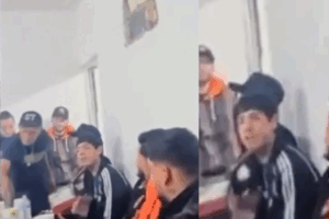 En redes circulan imágenes donde Cano canta para reos, algunos presuntamente consumiendo alcohol