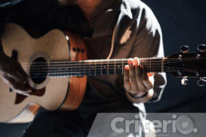Desde guitarra acústica hasta cumbia, las opciones artísticas en El Arenal son para todos los gustos