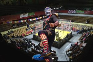 El Fiscal se enfrenta a Abismo Negro Jr. en un combate estelar cargado de técnica y adrenalina.