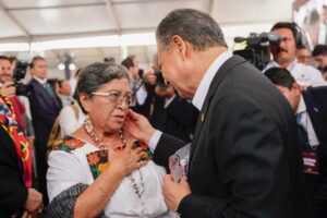 Ciudadanos recibieron al mandatario en Plaza Juárez con pancartas, porras y zanqueros