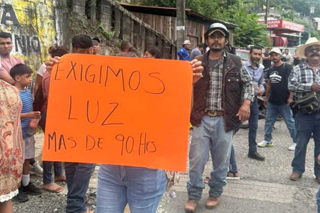 Ante la falta de respuesta de la CFE, los pobladores tomaron la decisión de cerrar esta vía federal