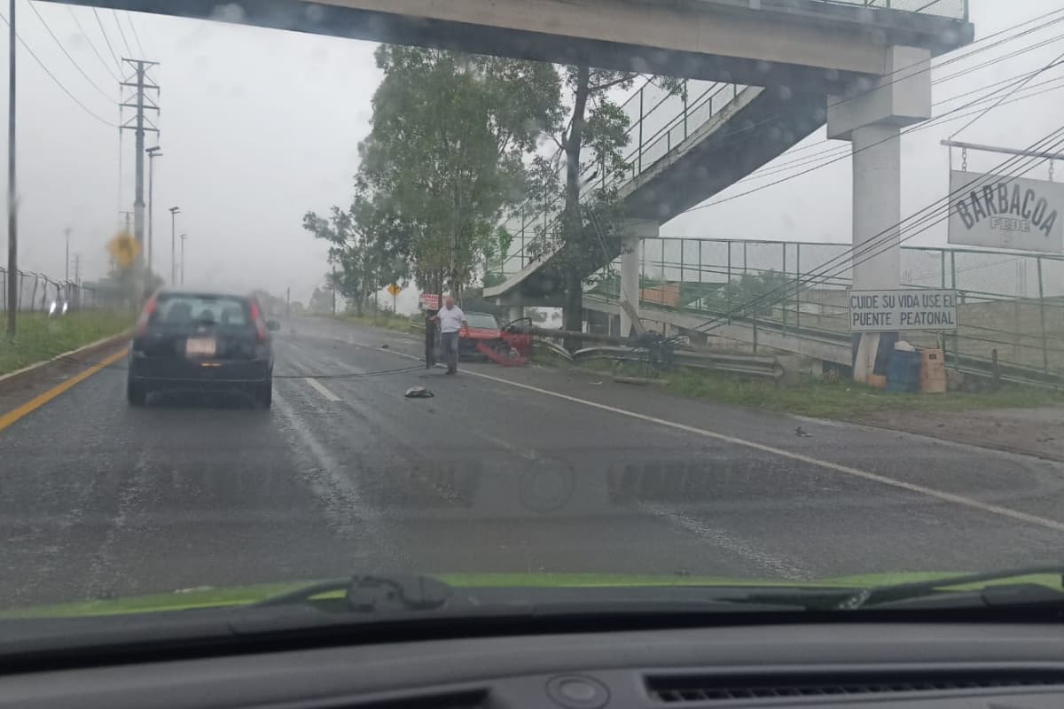 Servicios de emergencia atienden choque en la carretera México-Tuxpan en Tulancingo