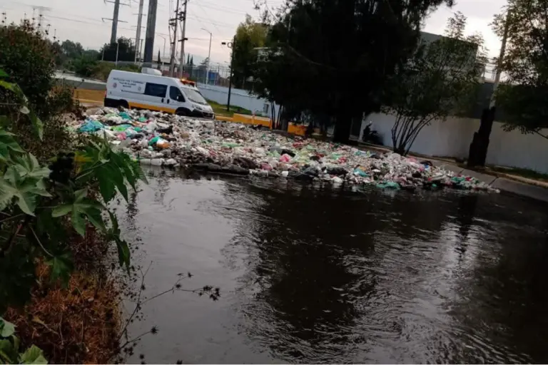 Elementos de Seguridad acordonaron el canal donde fue encontrado el cuerpo del recién nacido en Atitalaquia