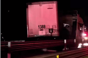 ervicios de emergencia laboraron durante horas para retirar el tráiler del Arco Norte.
