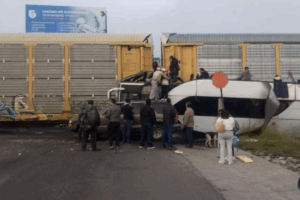 Autoridades del Estado de México trabajan en el rescate tras el impacto del tren