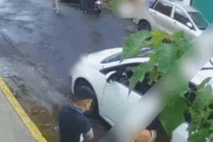 El momento del asalto fue captado por una cámara de seguridad en Tlalpan, donde los delincuentes abordaron a las víctimas tras una falsa oferta en Marketplace