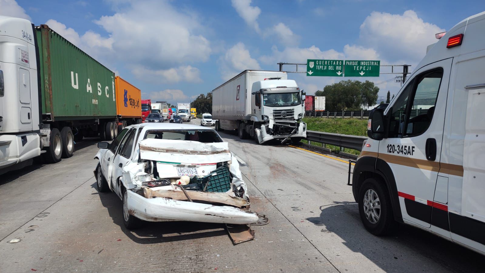 Cuatro vehículos estuvieron involucrados en el percance registrado en la México-Querétaro
