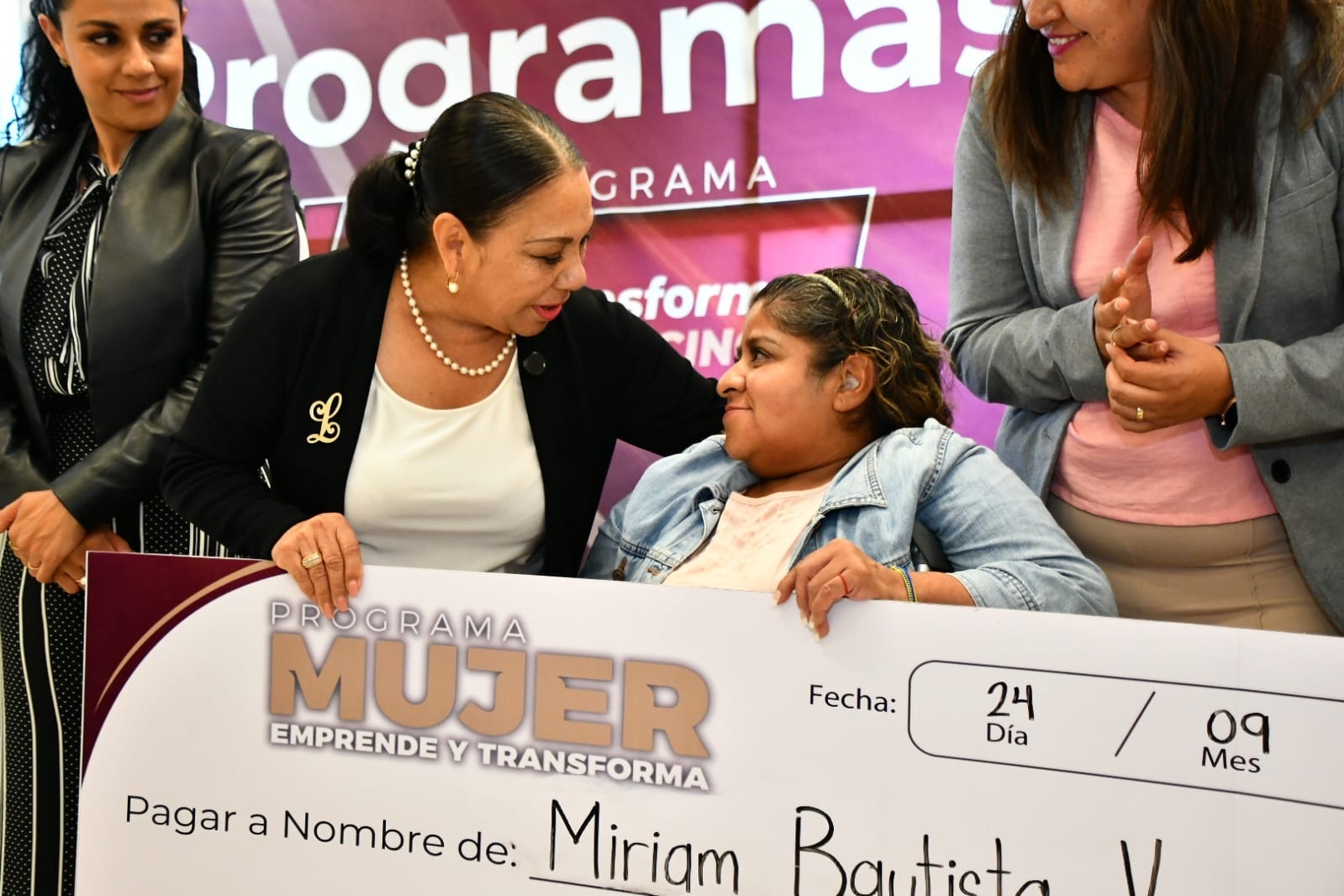 La presidenta municipal de Tulancingo, Lorena García Cázares, encabezó la segunda entrega de apoyos de los programas “Transforma Tulancingo” y “Mujer Emprende y Transforma”
