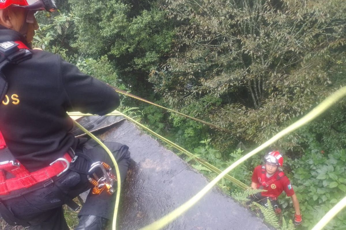 Personal de Protección Civil durante el rescate del elemento accidentado