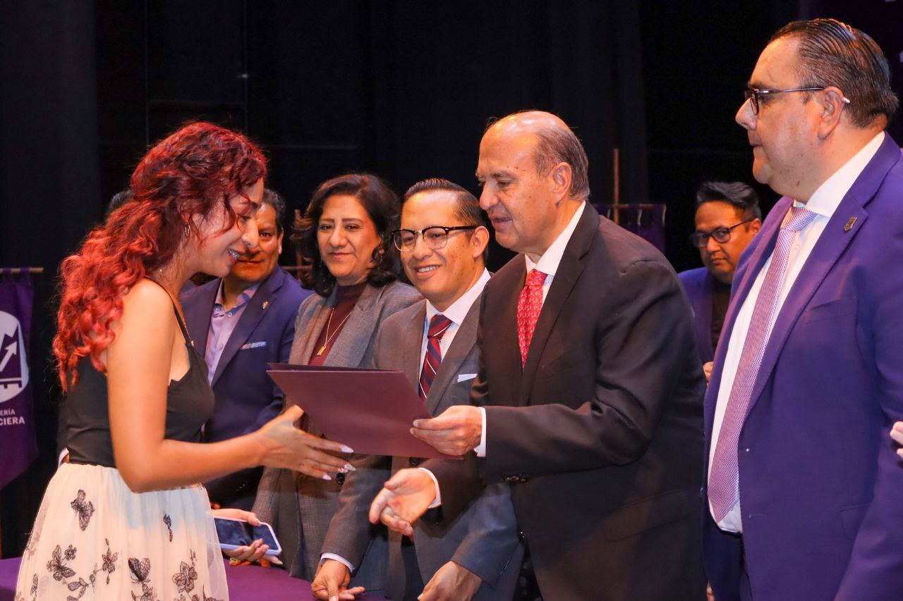 Entregan títulos universitarios en aniversario UPP