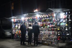 Aficionados adquieren recuerdos de Psycho Clown en su despedida de Pachuca.