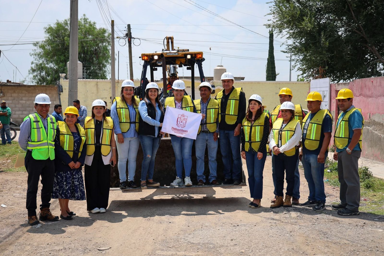 Integrantes del cabildo de Tlahuelilpan acompañan a los vecinos en el inicio de la pavimentación