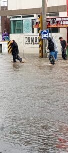 Personas se ponen bolsas en los pies por la lluvia 
