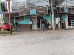 Calles de la colonia El Palmar anegadas por la tormenta