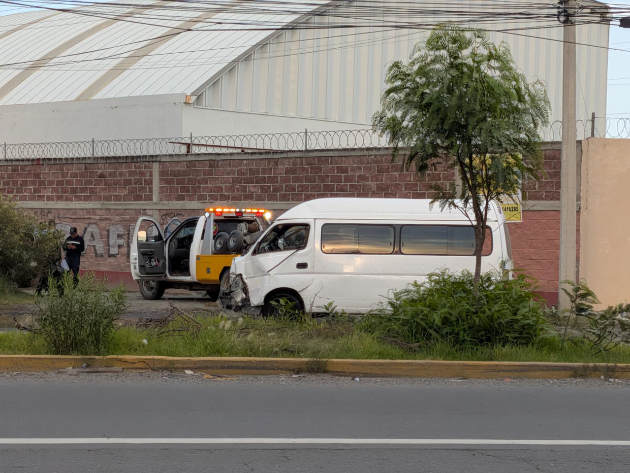 Una urvan impactó la base del puente peatonal del fraccionamiento San Fernando
