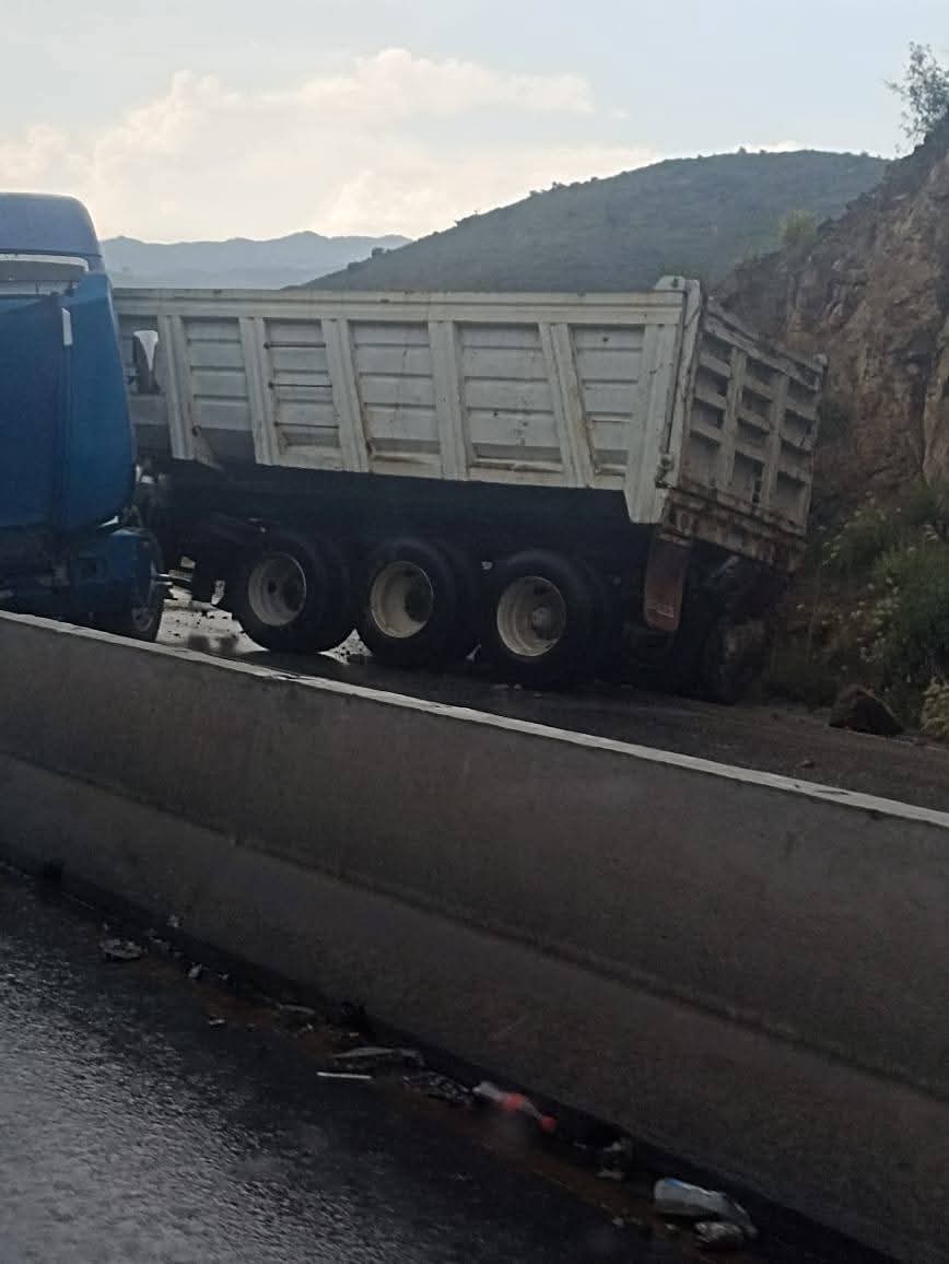 Un tráiler impactó contra el muro de contención en el corredor de la montaña 