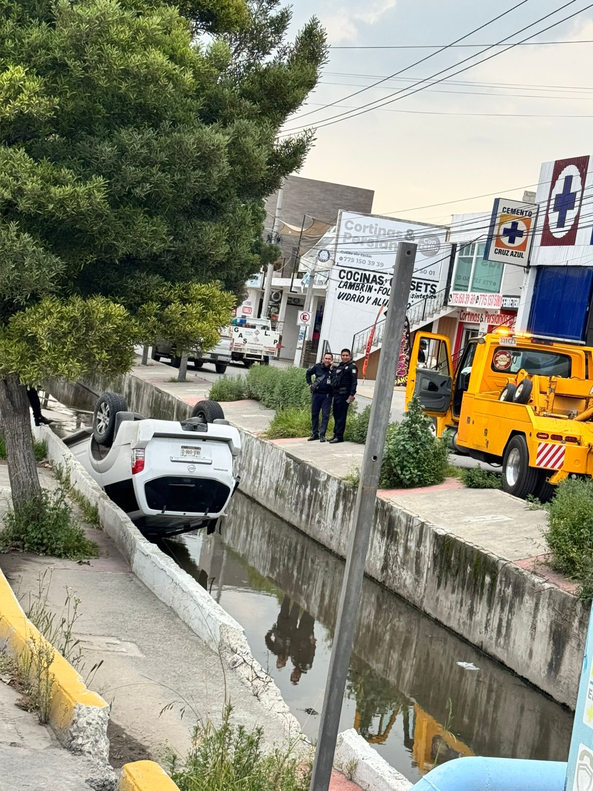 Un vehículo particular cayó al canal de la calle Moreda