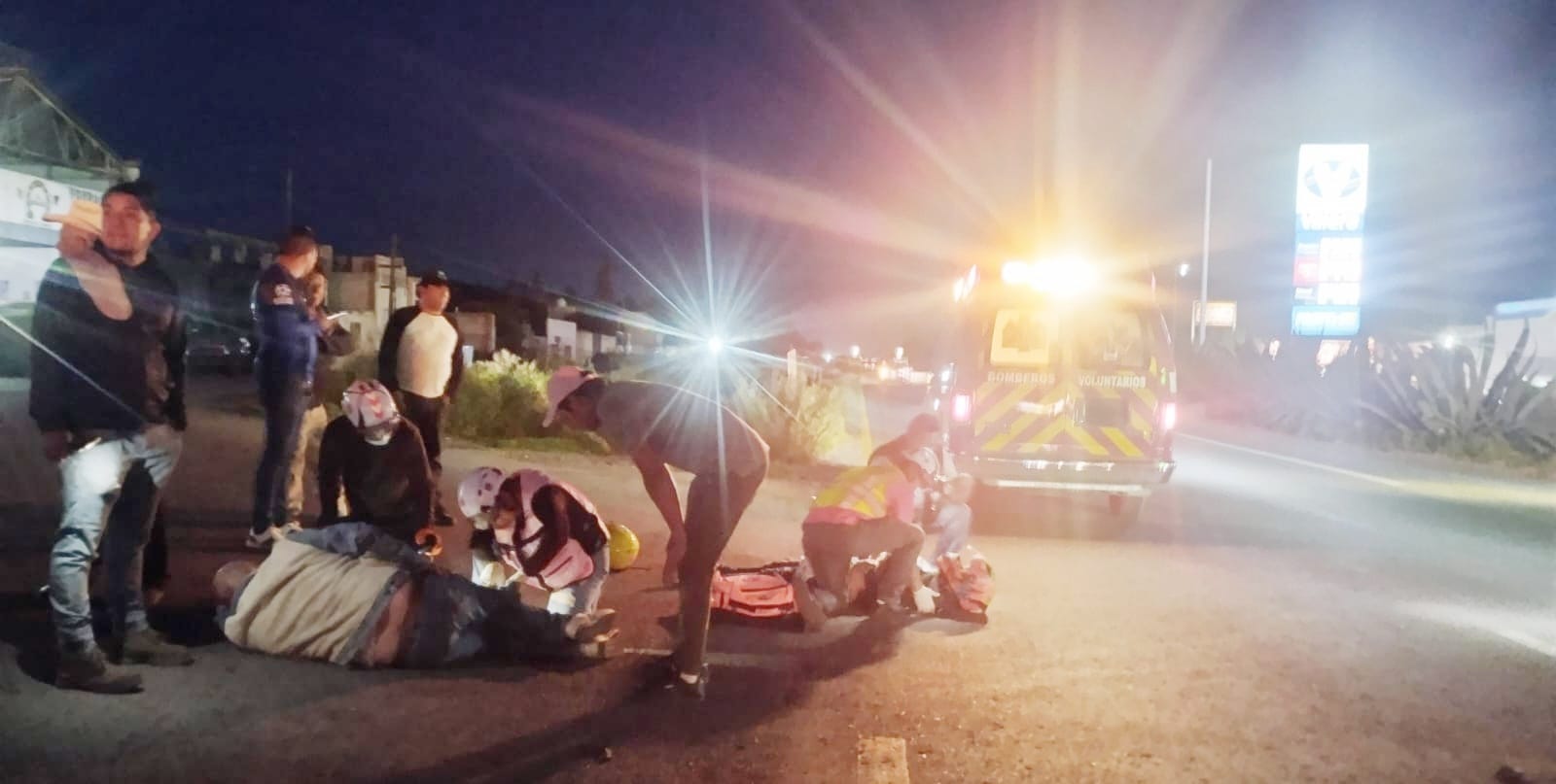 La noche de este martes, dos personas que viajaban en una motocicleta resultaron lesionadas 