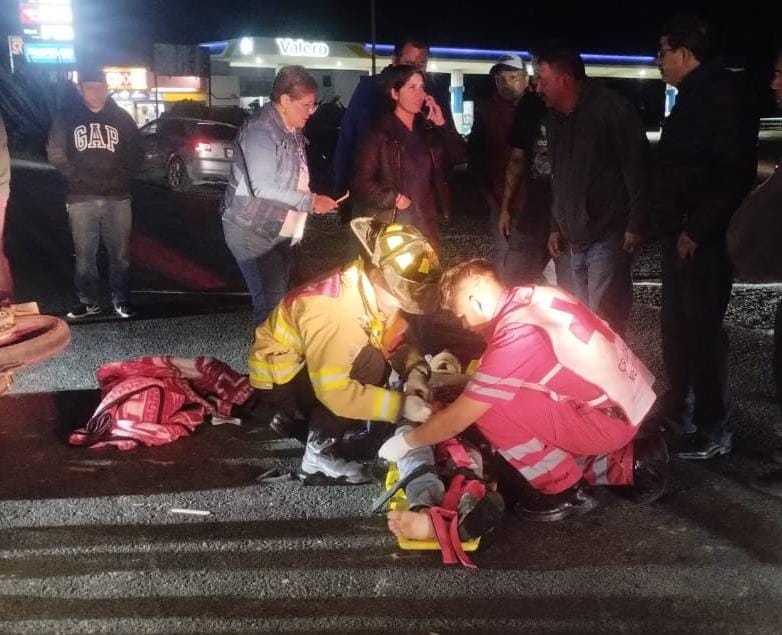 El conductor resultó lesionado tras la volcadura de su camioneta en Xochihuacan