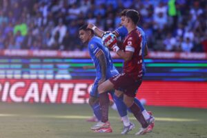 La afición de los Tuzos no podía creer las polémicas decisiones arbitrales.