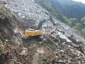Retiran 15 mil m³ de escombro en Chapulhuacán para liberar paso vehicular.