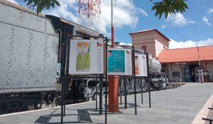 El vagón del Centro del Ferrocarril se transformó en sala de lectura para los visitantes de la feria.