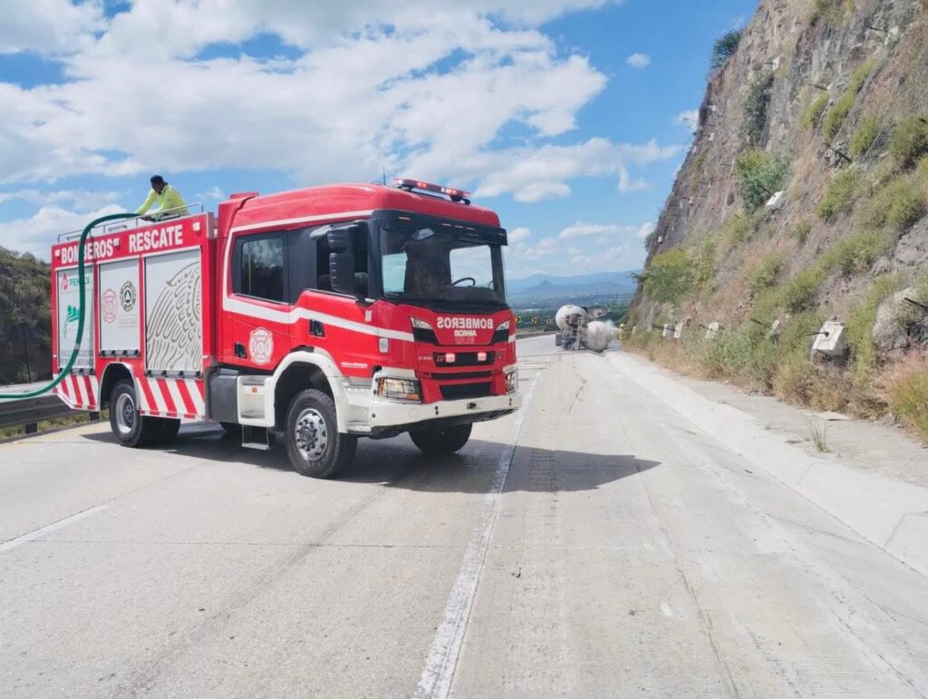 La autopista Arco Norte sigue cerrada tras volcadura de pipa de gas en Apaxco.