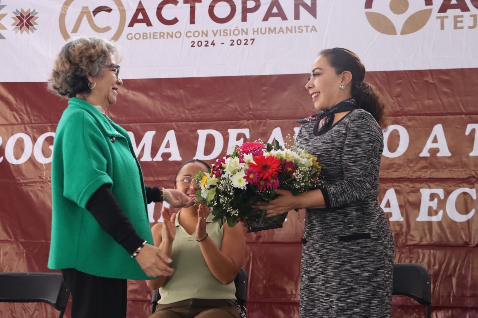 Entrega alcaldesa apoyos para economía familiar