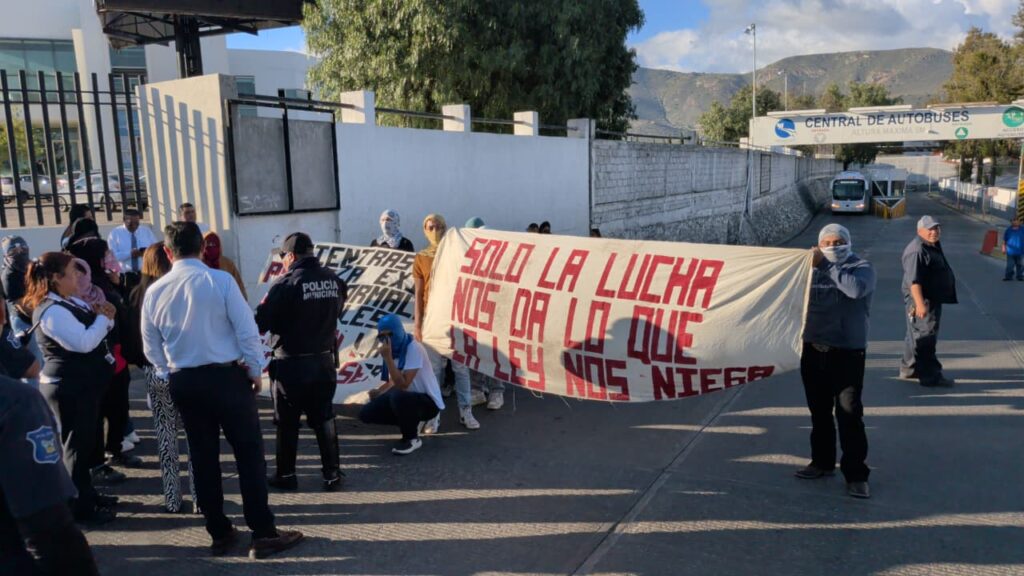 Estudiantes de El Mexe bloquean central de autobuses en Pachuca por incumplimiento de empresas