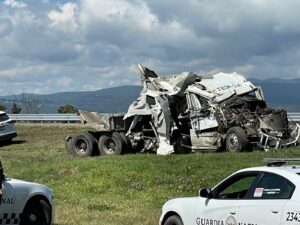 Servicios de emergencia trabajan en la México-Tuxpan tras fuerte accidente
