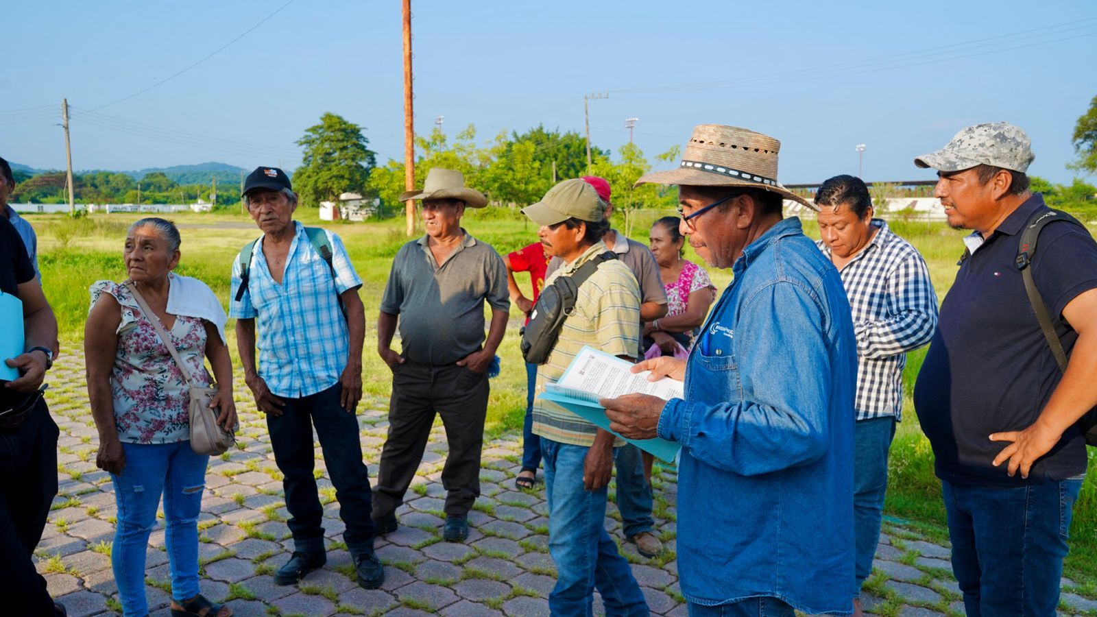 El Gobierno Municipal de Huejutla de Reyes entregó un tractor agrícola a productores de la localidad de Los Parajes