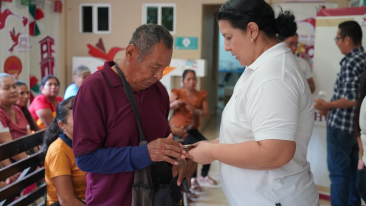 Entrega de lentes en Huejutla con apoyo del Gobierno de Hidalgo