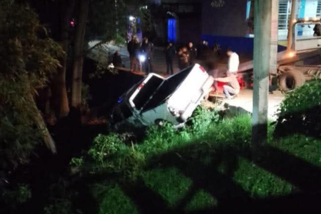 Camioneta circulaba en Acatlán cuando el conductor perdió el control del volante