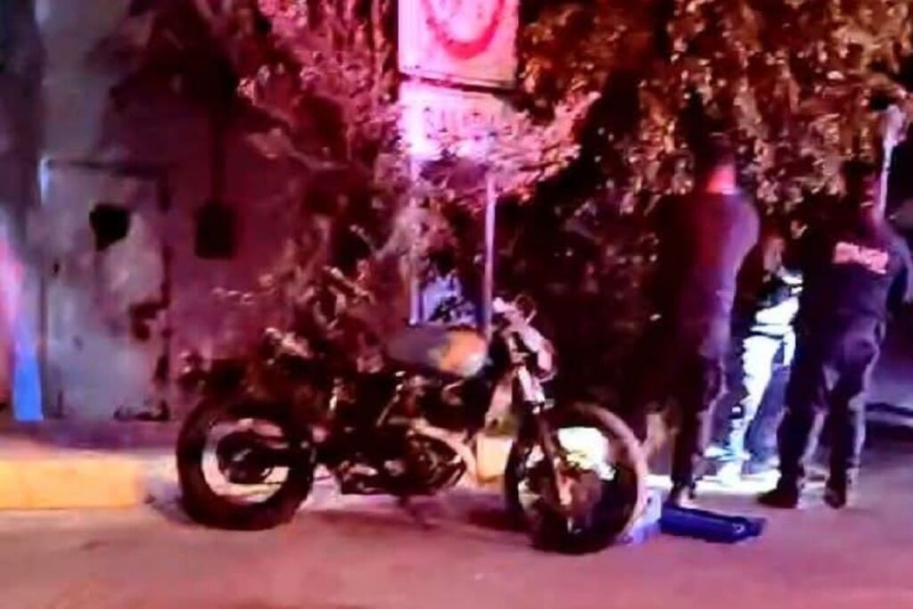 Elementos de seguridad acordonaron la zona del percance donde el motociclista perdió la vida