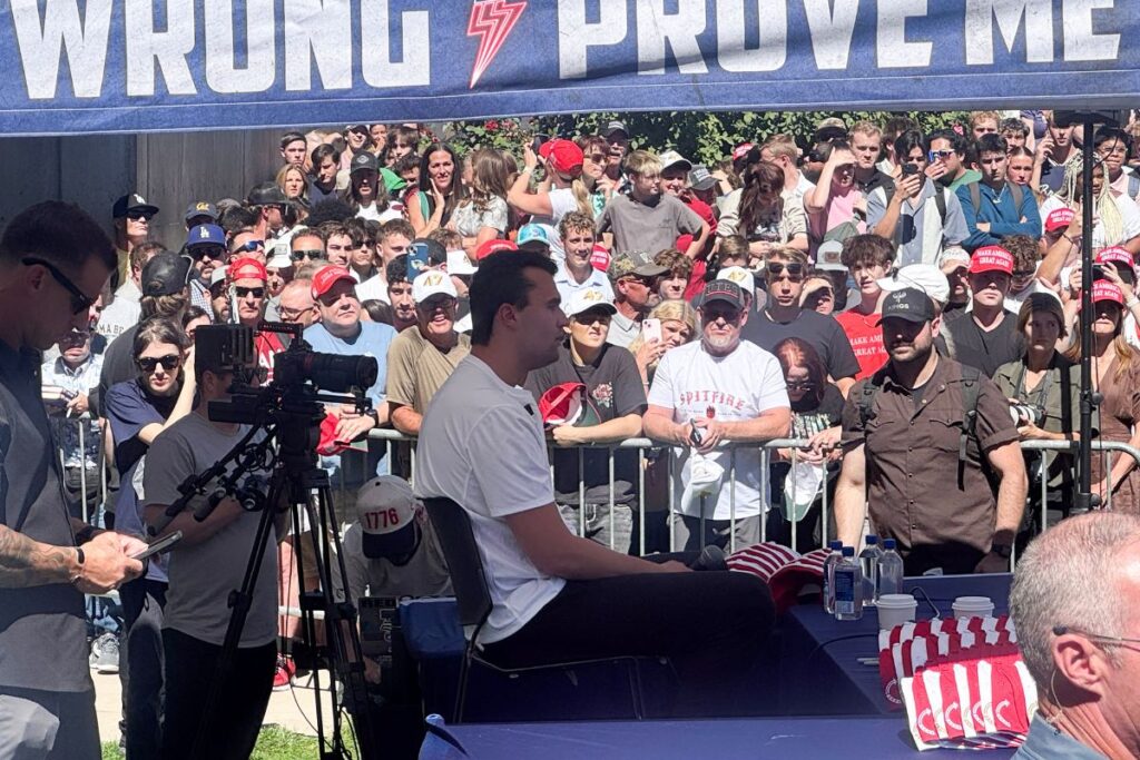 Atacan a aliado de Donald Trump durante un evento universitario; ¿quién lo hizo?