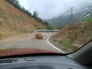 Una piedra bloqueo el camino de Metztitlán a Zoquizoquipan Foto: Martha Sáenz
