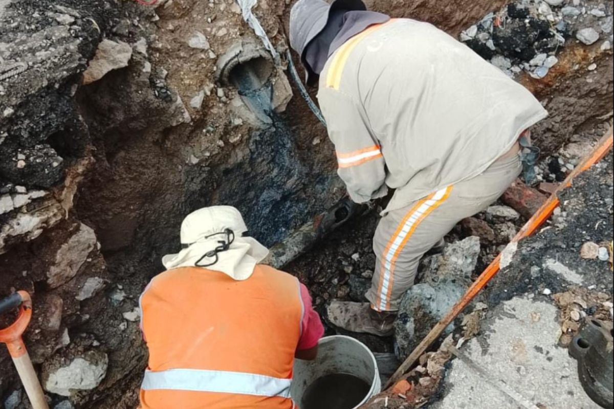 Maniobras de emergencia para la sustitución de la bomba dañada que provocó que el servicio quedara sin agua en el oriente y poniente