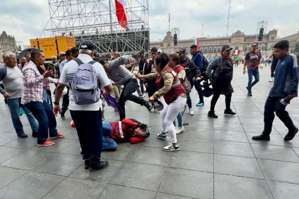 Riña en el Zócalo de la Cdmx entre funcionarios y ambulantes previo al Grito