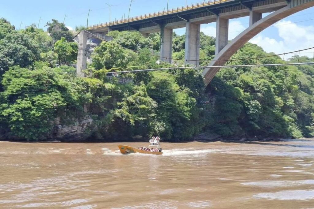 Funcionaria de Chiapas fue rescatada tras caer al río Grijalva; antes fue objeto de críticas