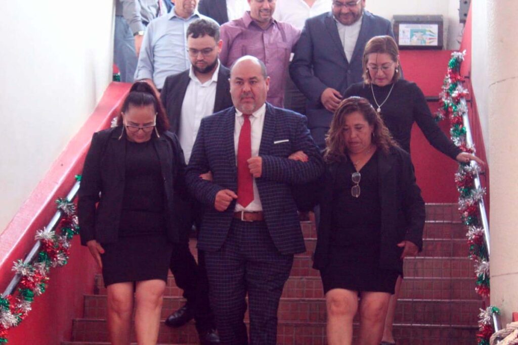 La sindica procuradora de Xochicoatlán, Aracely González Ramírez, percibe 23 mil 652 pesos mensuales, y el alcalde, 29 mil