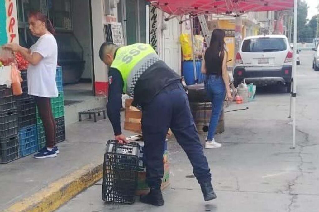 El operativo se realiza en la zona centro de Tizayuca, donde los comercios colocan objetos en la vía pública para apartar lugares o promocionar servicios.