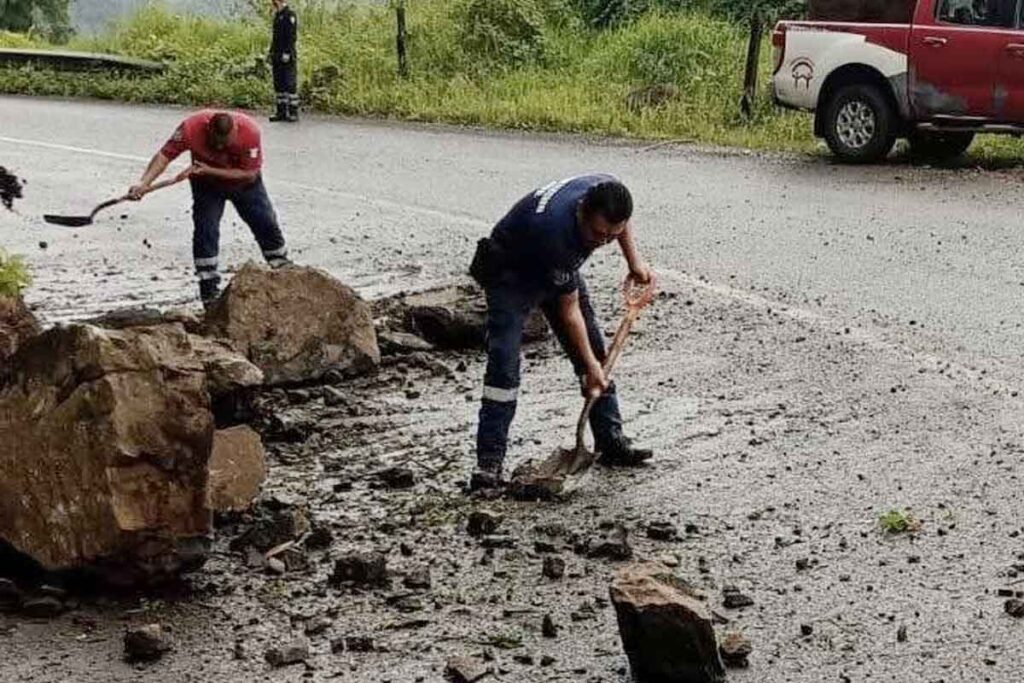 La labor de los brigadistas se prolongó varias horas debido al peso y volumen de las rocas