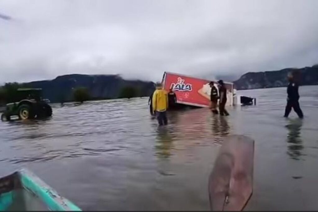 En Eloxochitlán, lluvias hacen crecer el nivel de laguna y que camioneta se hunda