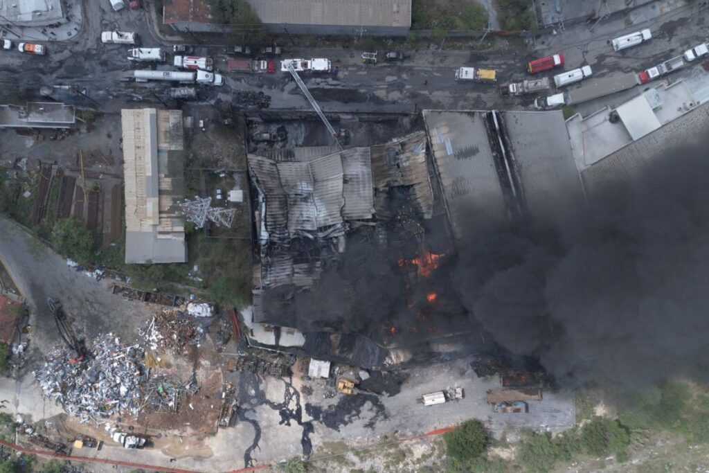 En Nuevo León, fuerte incendio en fábrica de hidrocarburos genera movilización en Escobedo